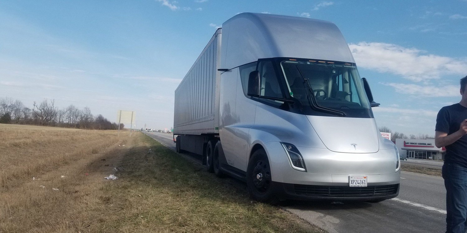 FedEx заказывает 20 грузовиков Tesla Semi для использования в своем грузовом парке
