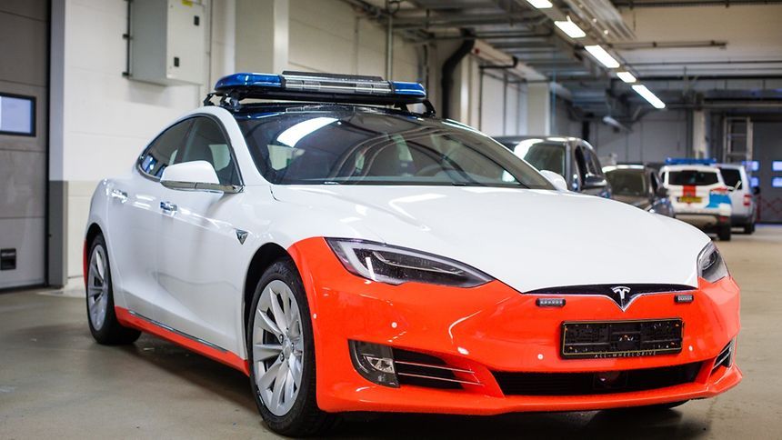 Посмотрите на новые полицейские машины Tesla Model S