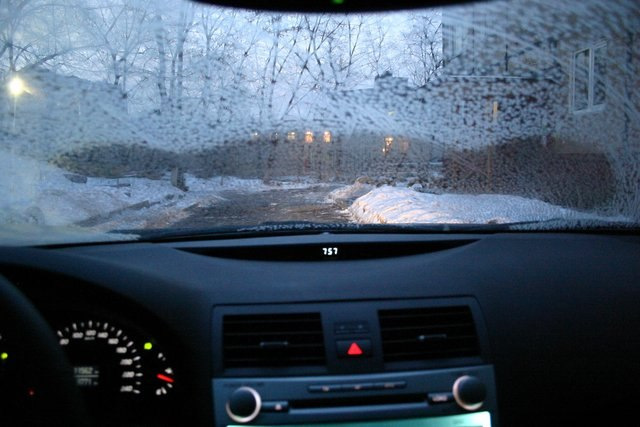 Почему замерзает лобовое стекло изнутри машины?
