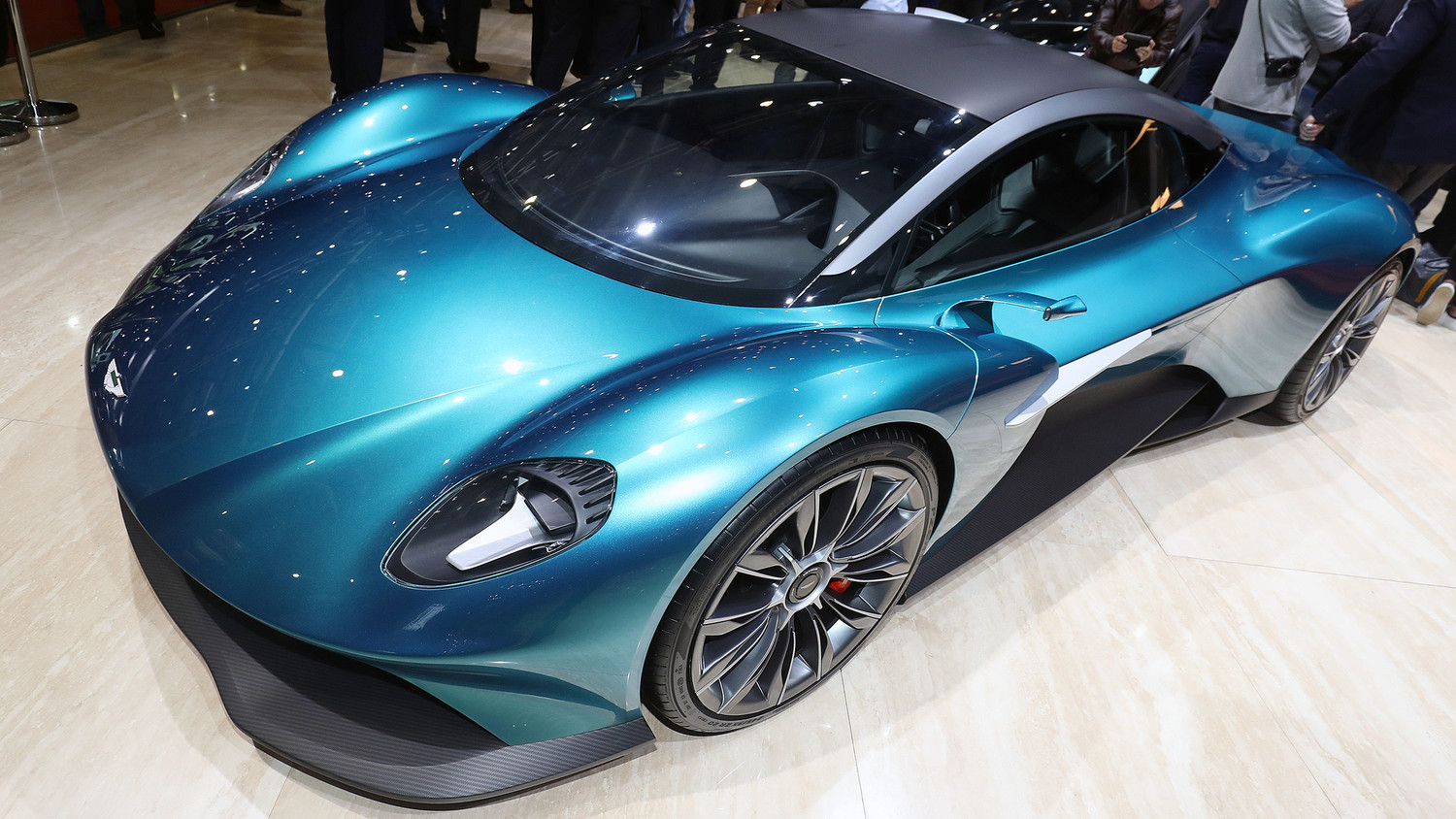 Aston Martin Vanquish (2022) предлагает механическую коробку передач