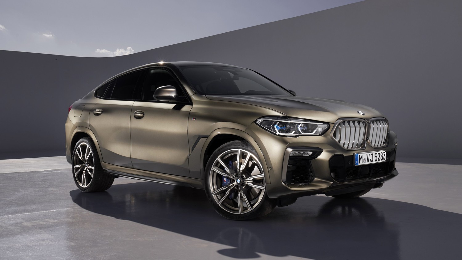 BMW X6 2020 г. в., выглядящий более отличным от X5